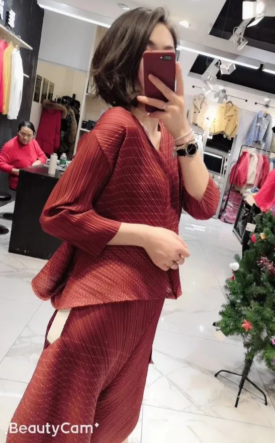 photo color Miyake/ стиль; футболка с треугольным вырезом и рукавом три четверти в складку; брюки; два предмета; - Цвет: photo color