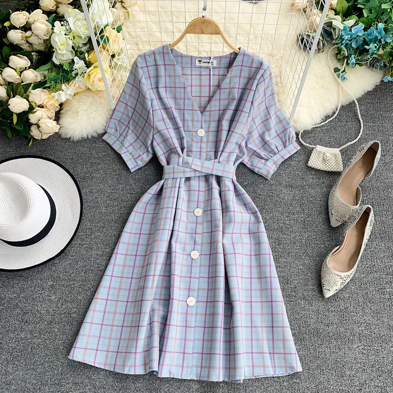 Женское клетчатое платье новое модное с треугольным вырезом и коротким рукавом