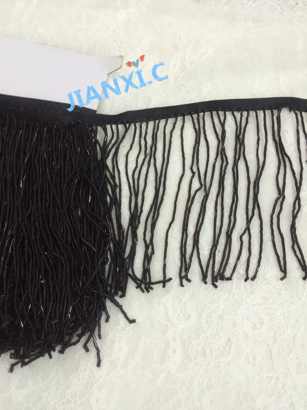 Бисерная нашивка ленточной бахромой с кистями и кружевом длиной 15 см черного цвета для декора одежды.