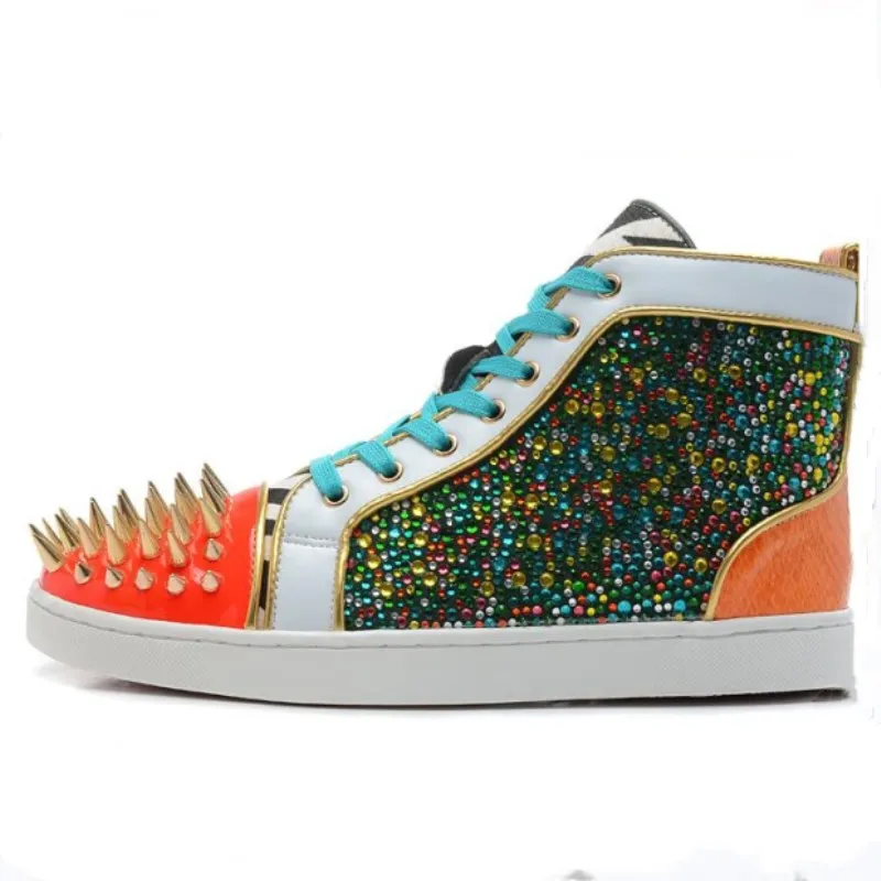 Мужская повседневная спортивная обувь смешанных цветов с заклепками модная