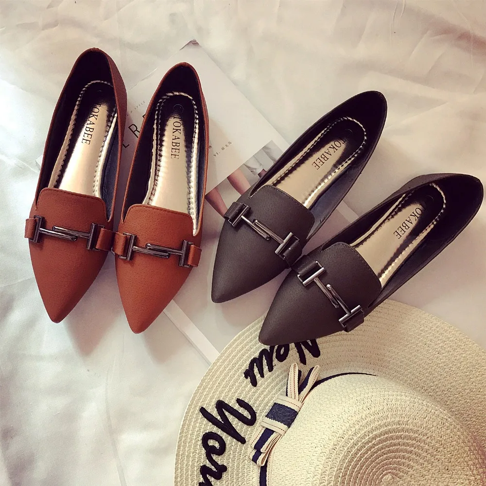 Женские туфли с острым носком Мокасины металлическим украшением плоская подошва