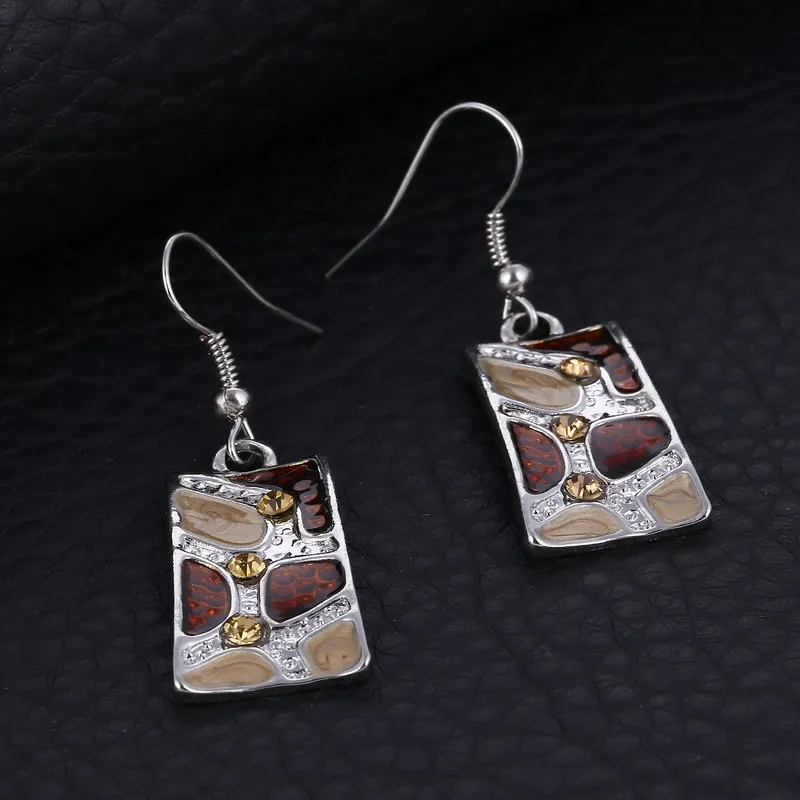 Комплект ювелирных изделий из ожерелья и серег с эмалированным покрытием