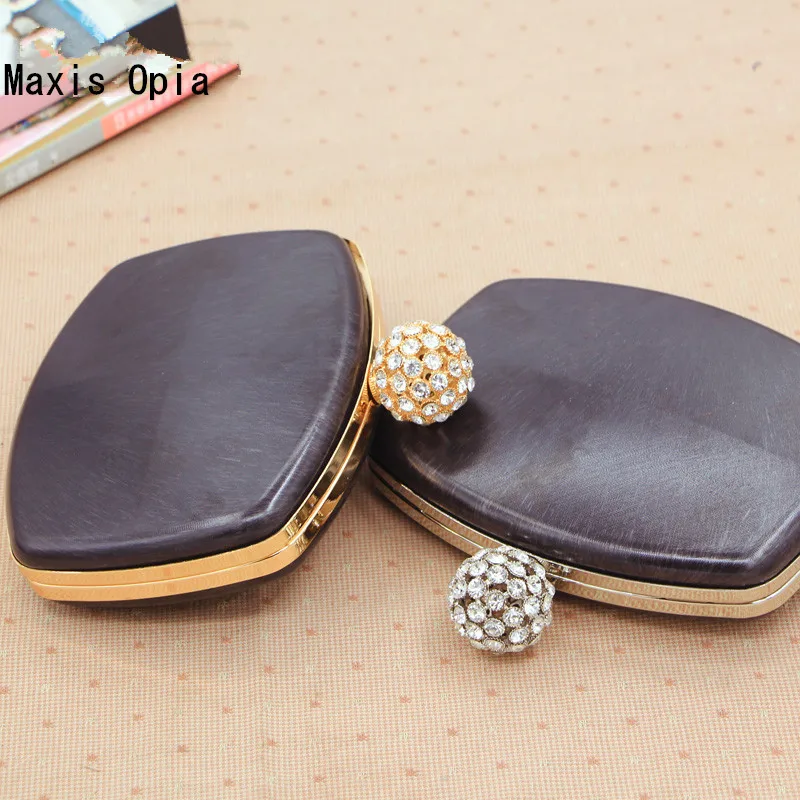 One Piece 18CM Round Shape Silver Gold Metal Purse Frame Crystal Kiss Lock Plastic Clutch Accessori Borse Fai Da Te Obag Handle
One Piece 18CM Round Shape Silver Gold Metal Purse Frame Crystal Kiss Lock Plastic Clutch Accessori Borse Fai Da Te Obag Handle