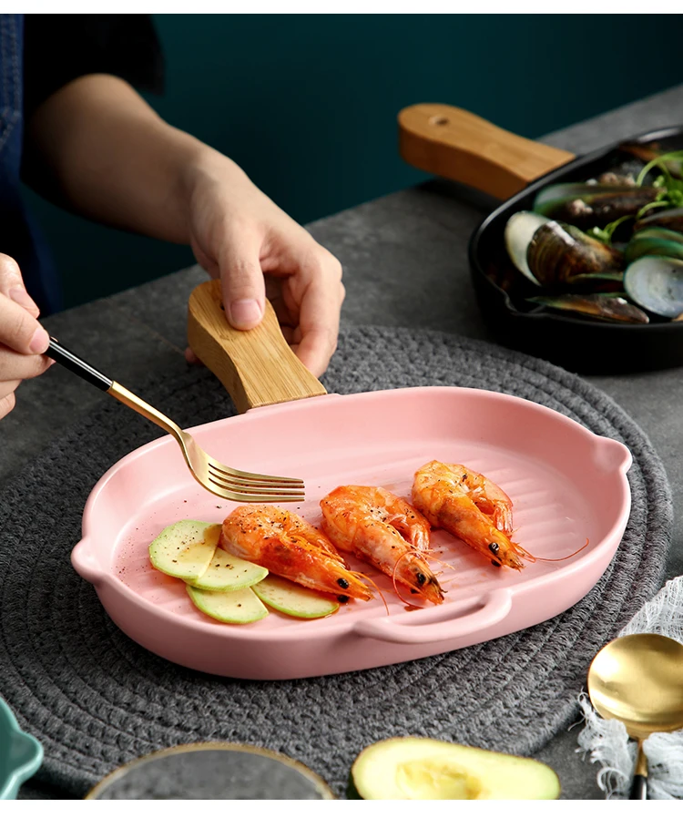 Creative large capacity baking ceramic plate Home kitchen dish with wooden handle flat plate anti-hot black pepper steak plate