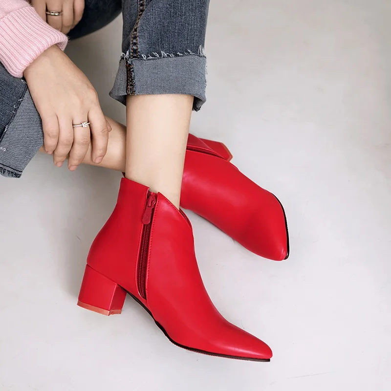 plush inside red EGONERY/Модные женские ботинки; пикантная обувь на среднем каблуке 4,5 см с острым носком; коллекция года; зимние плюшевые офисные ботильоны на молнии; цвет красный, синий, черный - Цвет: plush inside red