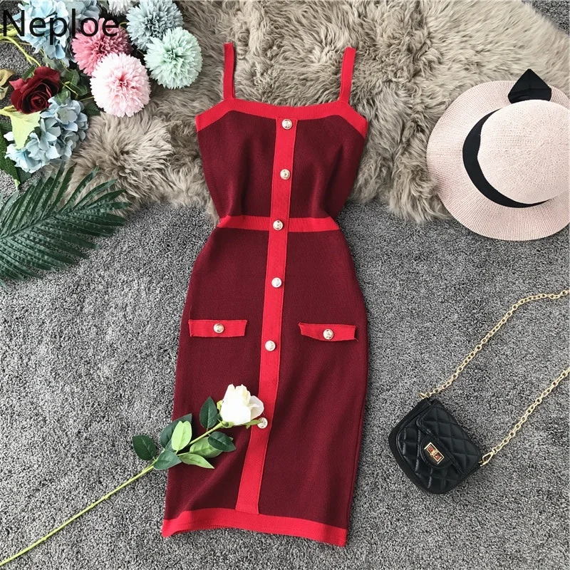 Женское трикотажное платье контрастных цветов летнее однобортное с квадратным