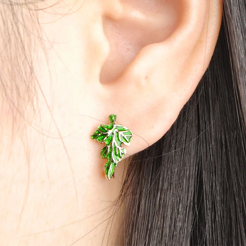 Женские маленькие серьги гвоздики Blucome медные в форме кленового листа с красной