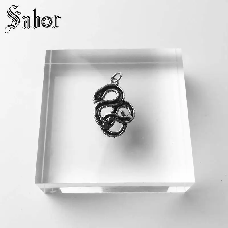 Женская цепочка с подвеской в виде змеи серебристого цвета | Украшения и