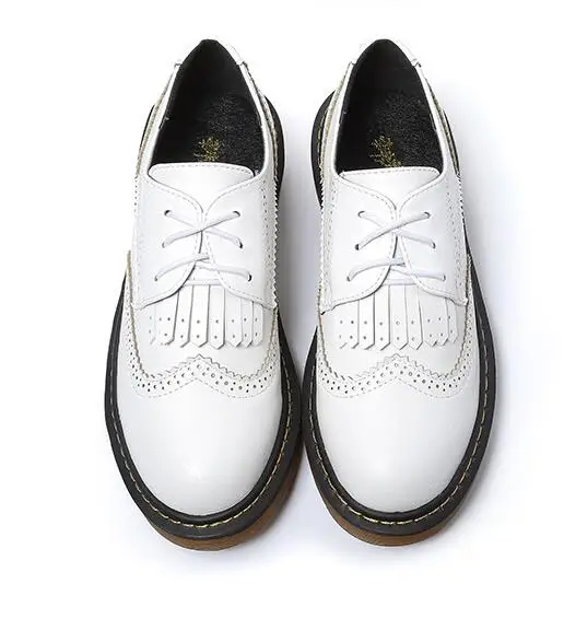 Женская кожаная обувь на плоской подошве с кисточками шнурках резным узором в