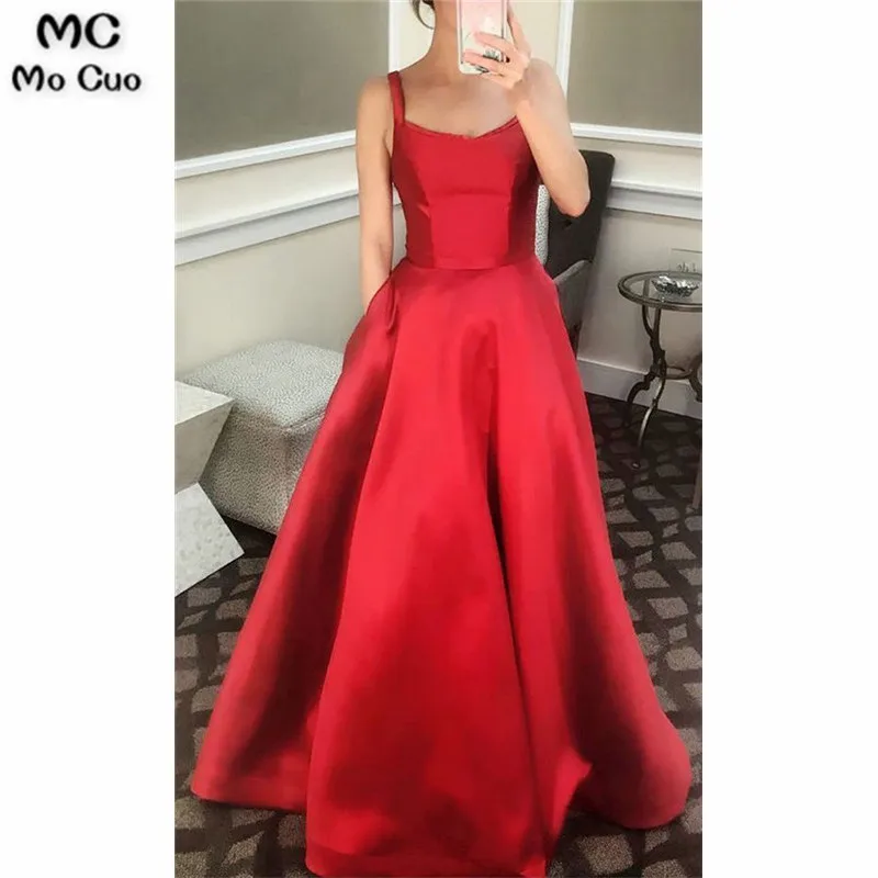 Красное платье на бретельках для выпускного бала с длинными карманами и