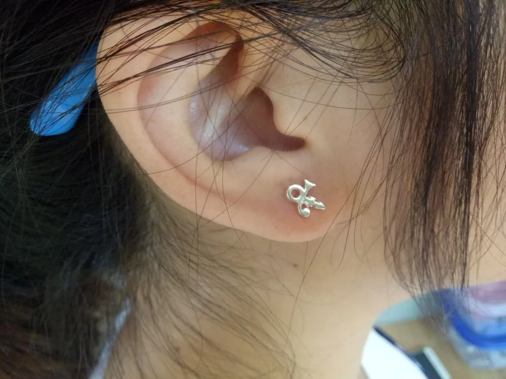 10 шт. Новое поступление модные милые миниатюрные серьги-гвоздики с символом