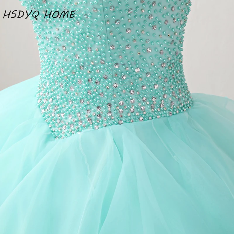 Женское бальное платье без рукавов из органзы с лямкой на шее и бисером длиной до