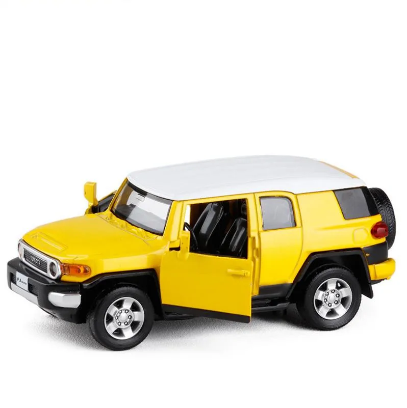 Игрушечная машинка для Toyota FJ cruiser из сплава со звуком и светом 1:32 бесплатная