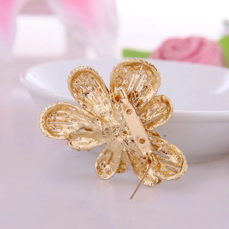 Delicate Artificial Pearl Rhinestone Brooch collar female pin crystal bride jewelry headscarf jacket sweater accessories |