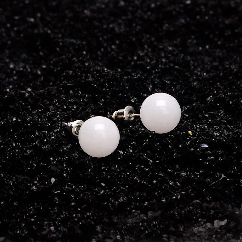 Женские серьги гвоздики из натурального камня с круглыми бусинами карамельных