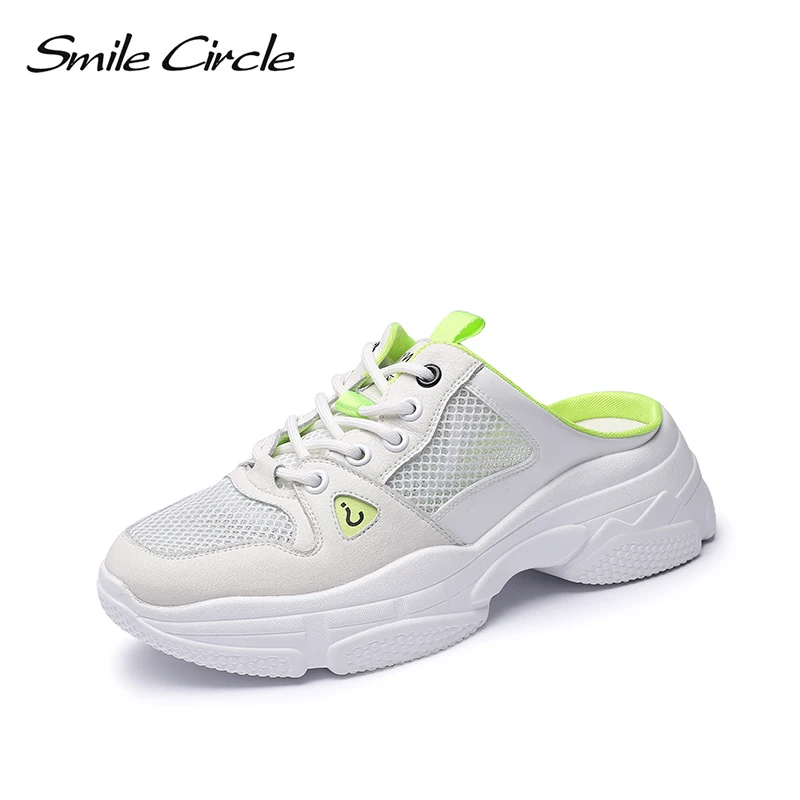 Белые туфли на плоской платформе со смайликом коллекция 2019 года сезон весна-лето