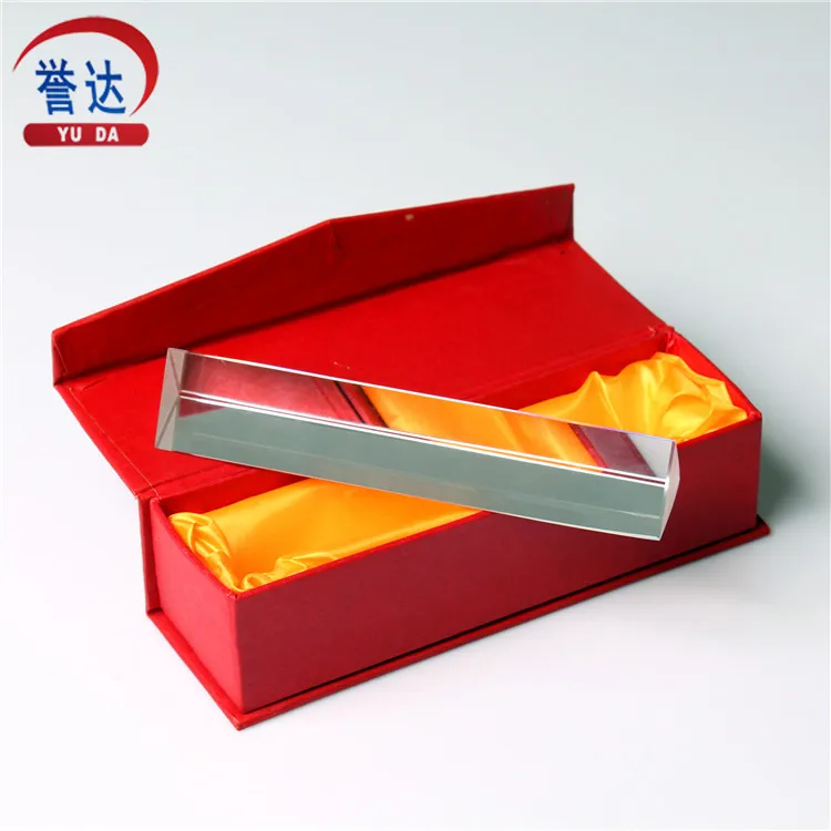 Три призмы семь цветов солнечного света оптическое стекло физика оборудование