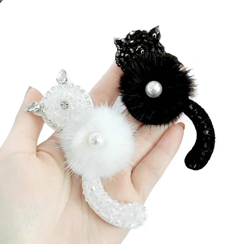 Брошь из шерсти норки ручной работы котенок с кристаллами бриллиантами