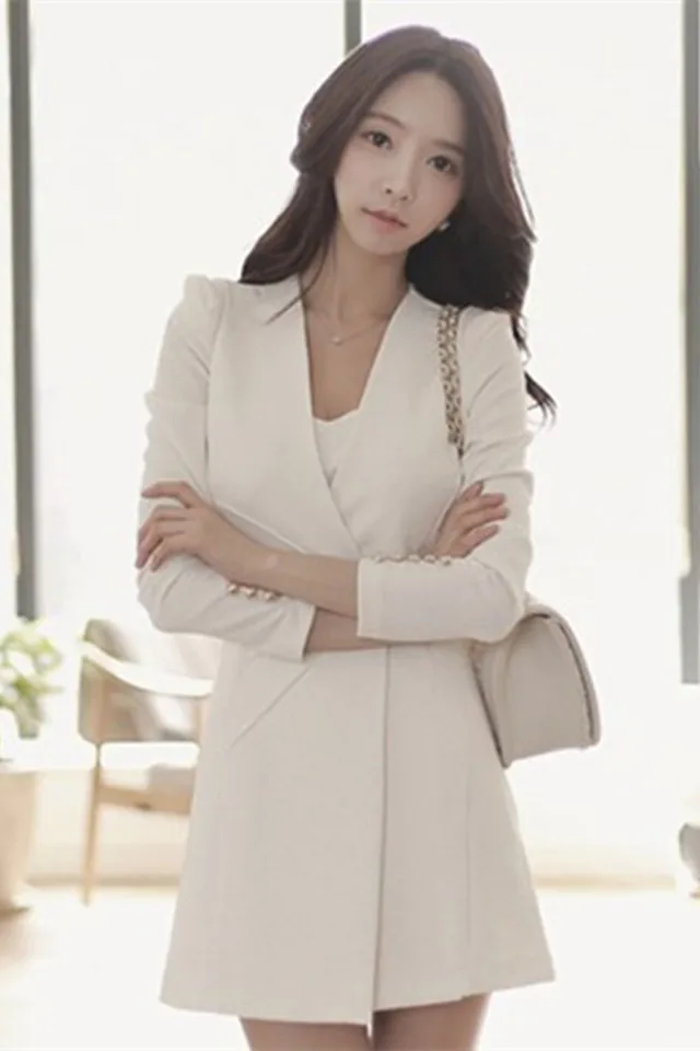 Офисное платье трапециевидной формы на пуговицах с пышными рукавами без