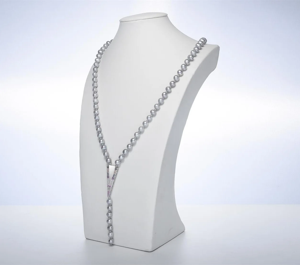 С геометрическими фигурами треугольниками жемчужное ожерелье модного дизайна