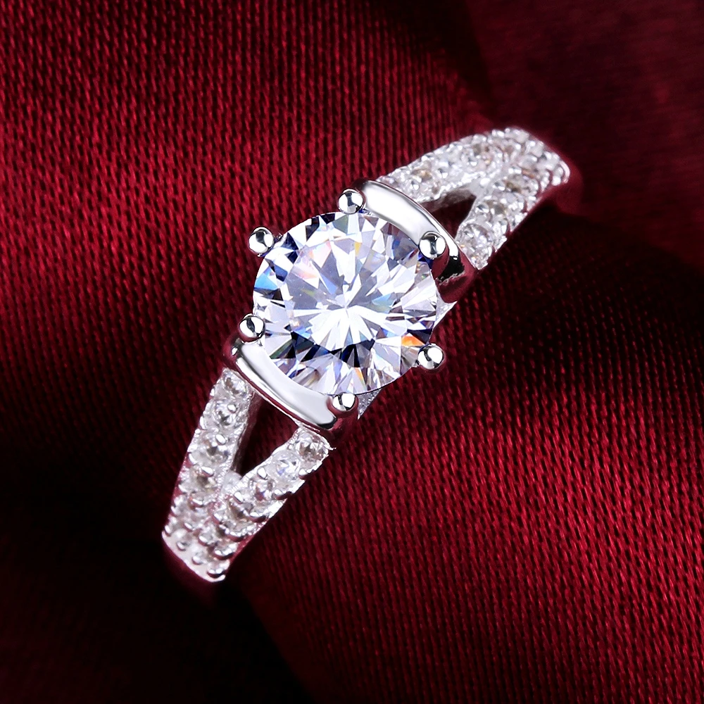 Кольцо с драгоценным камнем покрытое серебром инкрустированное фианитом