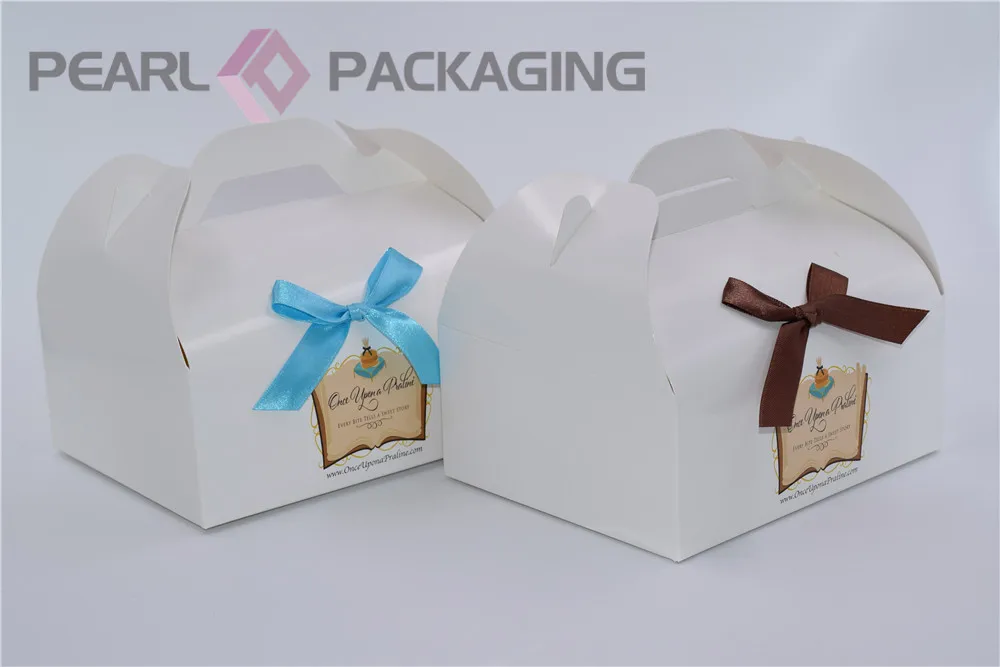 Бумажная коробка для домашней выпечки с красивой декоративной лентой упаковки