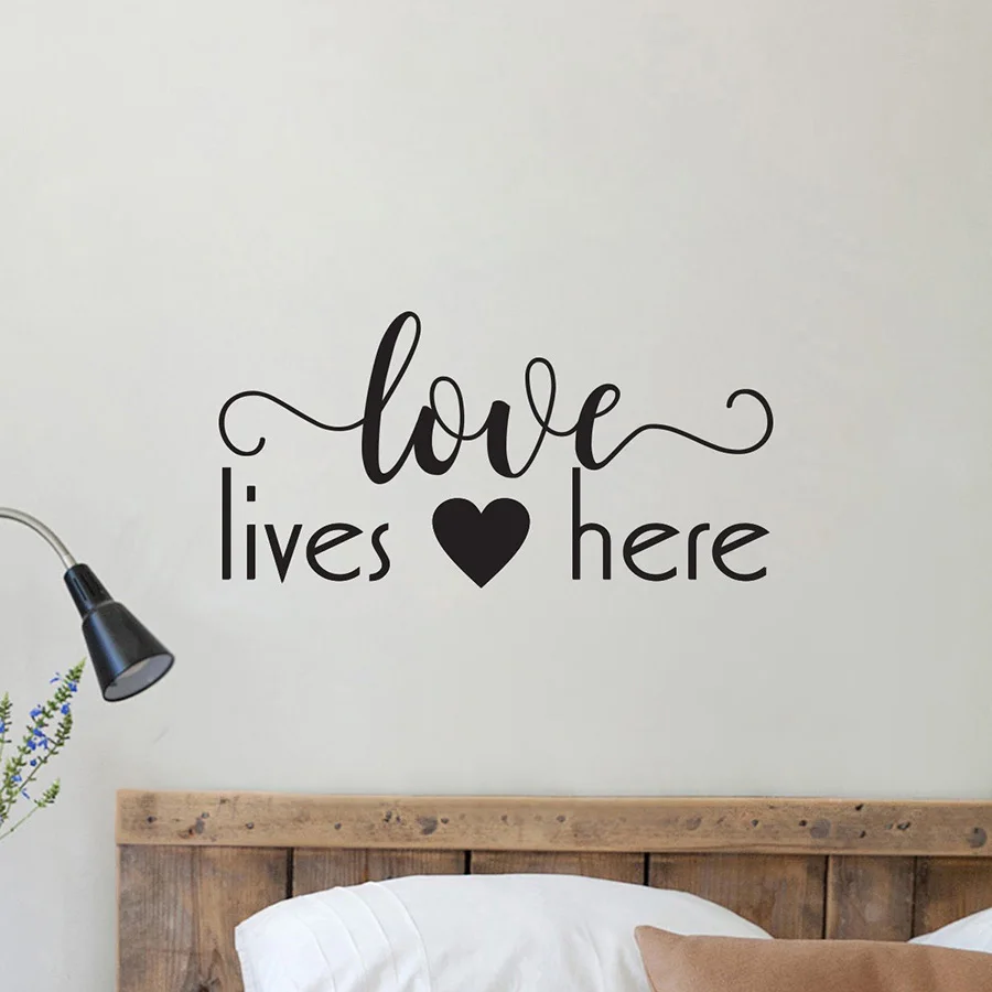 Love Lives Here Наклейка на стену домашний Декор Главная спальня Цитата романтический