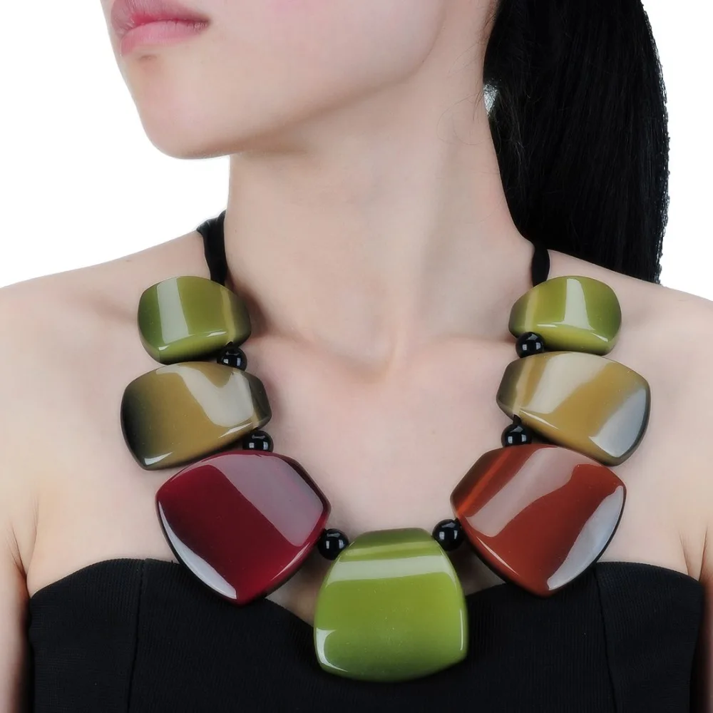 Новинка модной бижутерии: ожерелье-чокер с цветным кулоном из смолы на цепочке из веревки для девушек и женщин. Украшение является утверждением стиля.