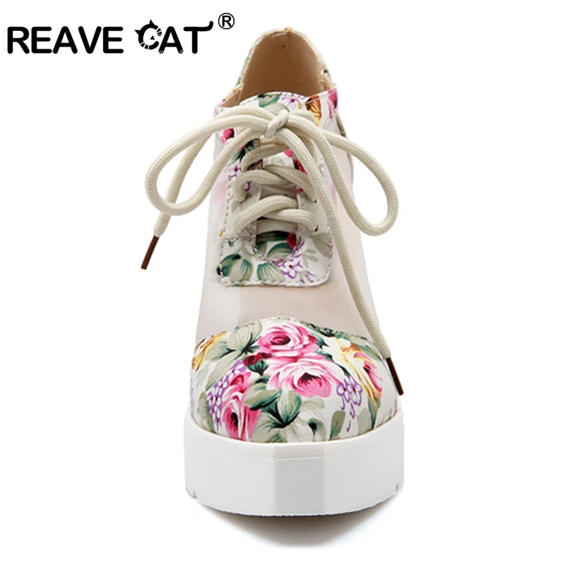 REAVE CAT/женские босоножки; пикантная Летняя женская обувь из сетчатого материала и искусственной кожи; Туфли на танкетке и платформе с цветочным принтом; сандалии с острым носком, на шнуровке; zapatos