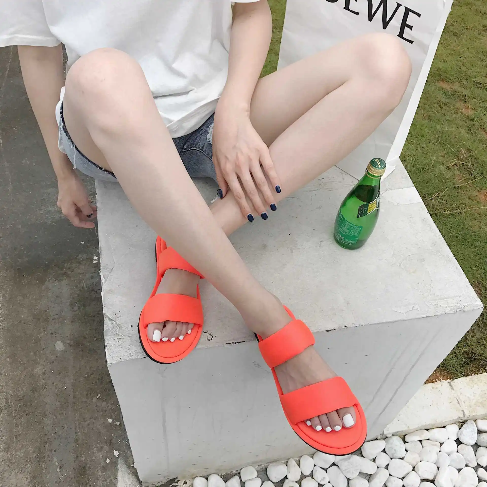 Короткие шлепанцы ярких цветов с двумя полосками Летняя женская парусиновая