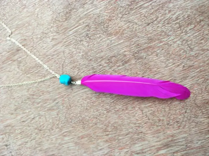 Ожерелье с подвеской в виде перьев и зеленых камней размеры до XL | Украшения