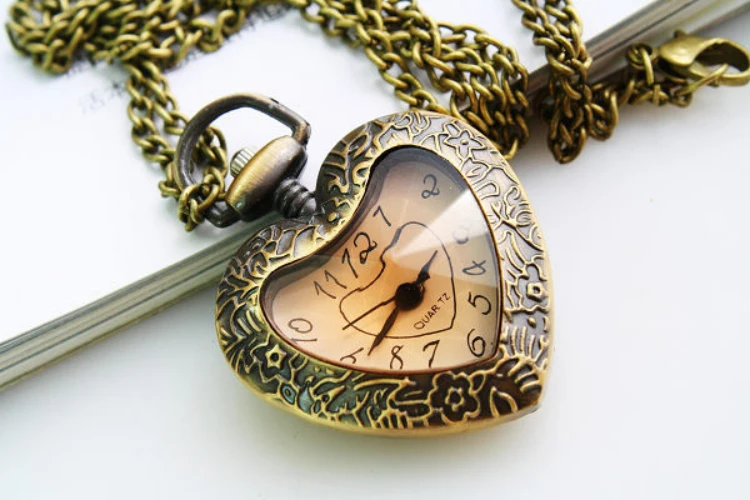 

Fashion Vintage Retro Quartz Pocket Watch Love Heart Shape Glass Pendant Sweater Chain Clock Necklace Gifts gift Clock