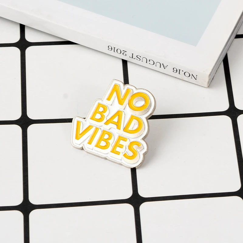 Заявленная значковая булавка простое и четкое выражение идей No Bad Vibes