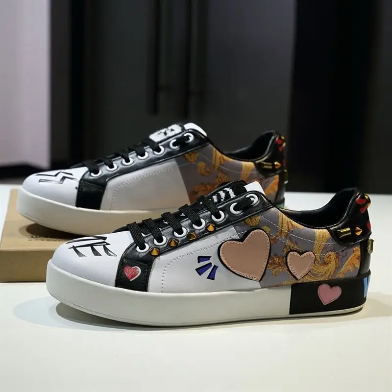 Женские кожаные кроссовки на шнуровке с заклепками украшенные сердечками