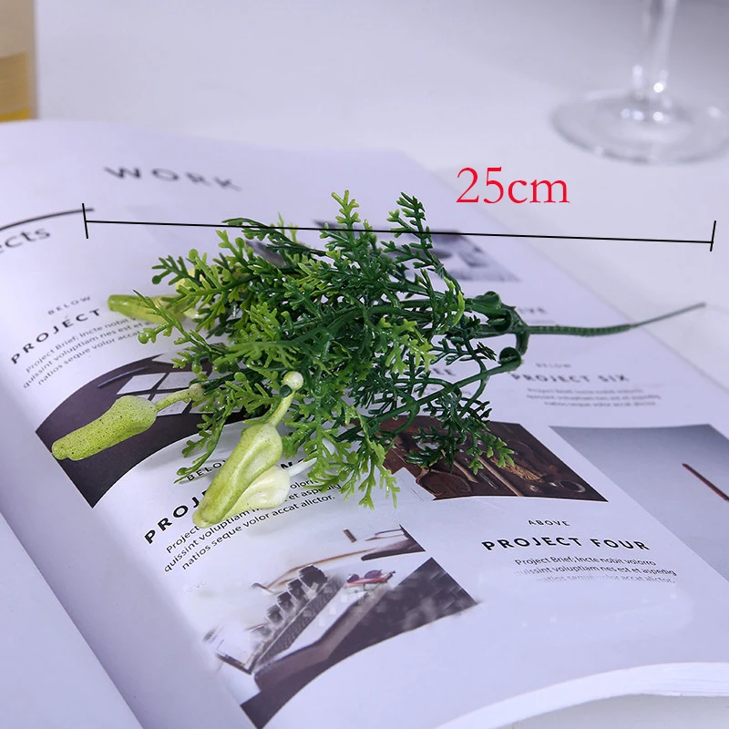 Зеленые искусственные ветки растений на открытом воздухе листья перец трава