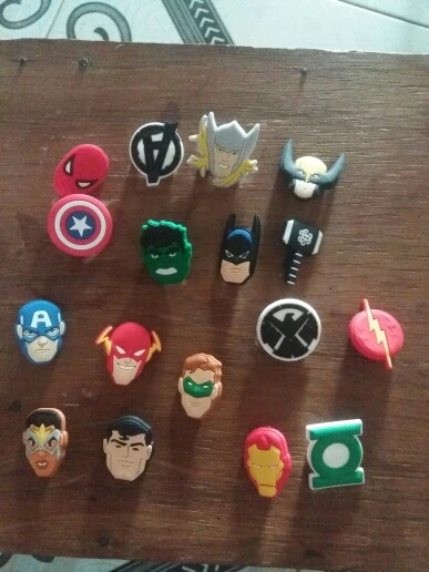 12 шт./лот с принтами "Marvel", "Мстители", оружие шаржа PVC брошь с иконкой на булавке значок аниме значки на кнопках, застегивающиеся рюкзак одежда шляпа Декор