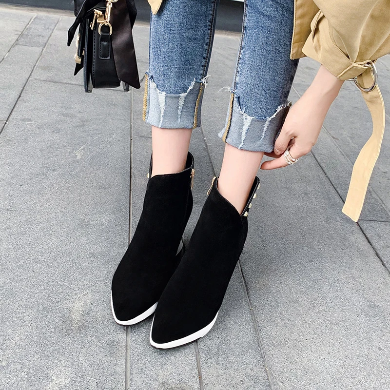 Женские замшевые ботильоны с заклепками и острым носком на танкетке | Обувь