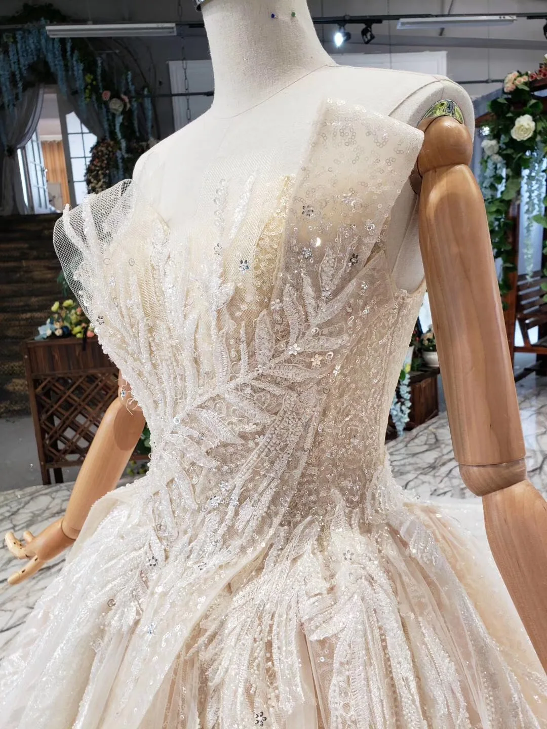 

Luxurious Robe De Mariee Princesse De Luxe 2019 Shiny Beading Sequins Lace Appliques Flowers Luxury Ball Gown Wedding Dress