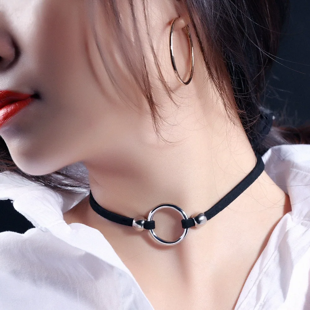 Новогодняя цепочка с подвеской в виде треугольника серебряного цвета|choker