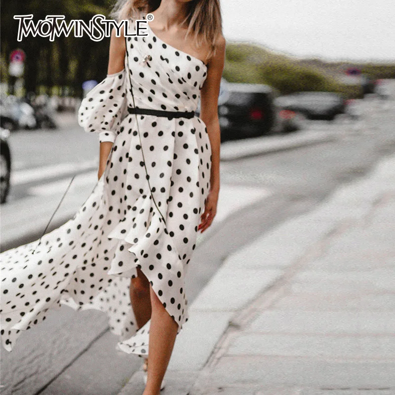 Женское шифоновое платье TWOTWINSTYLE асимметричное длинное в горошек с открытыми