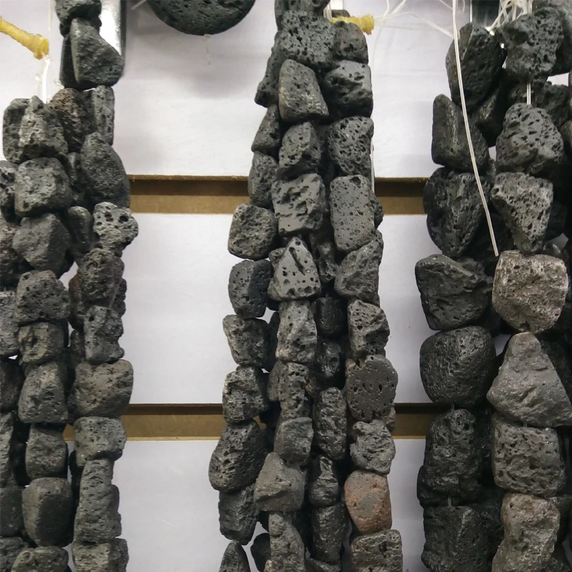 Неровные черные шарики из лавы натуральный камень разная форма вулканический