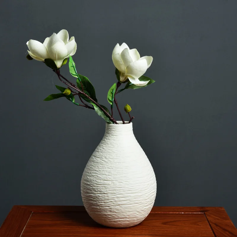 Белая керамическая ваза с цветами простой креативный домашний декор для стола