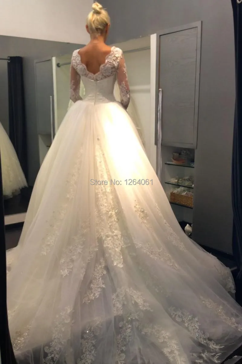 Кружевное бальное платье с высоким вырезом и длинными рукавами украшенное