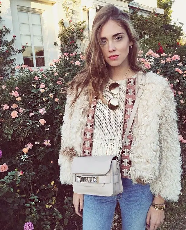 Осенне-зимний вязаный женский свитер цвета слоновой кости с круглым вырезом в