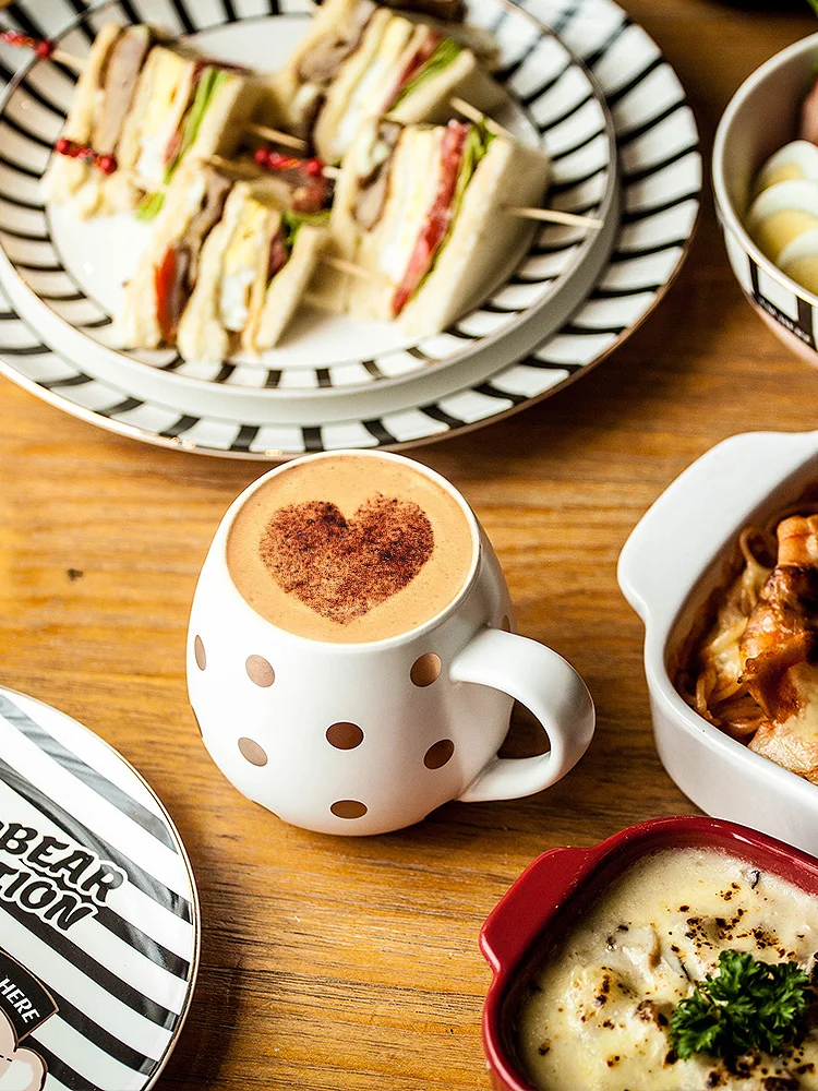 Креативные черно-белые кофейные кружки в горошек с ложкой и крышкой простая