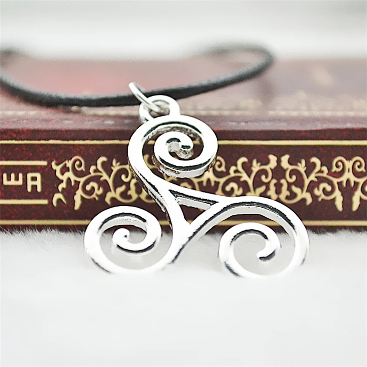 

Teen Wolf Necklace Triskele Triskelion Irish Symbol Allison Argent Triple Spiral Pendant Trinity Celtics Jewelry Women Wholesale