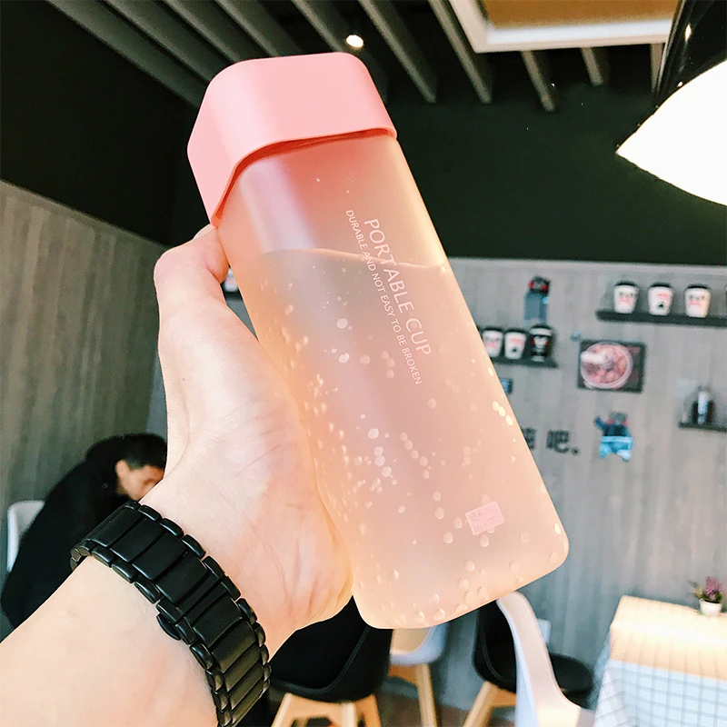 600-миллилитровая пластиковая бутылка для воды квадратной формы с крышкой в зернистом стиле, портативна для спорта, неподдающаяся разбивке, высокого качества, подходит для туризма, походов и чаепития.