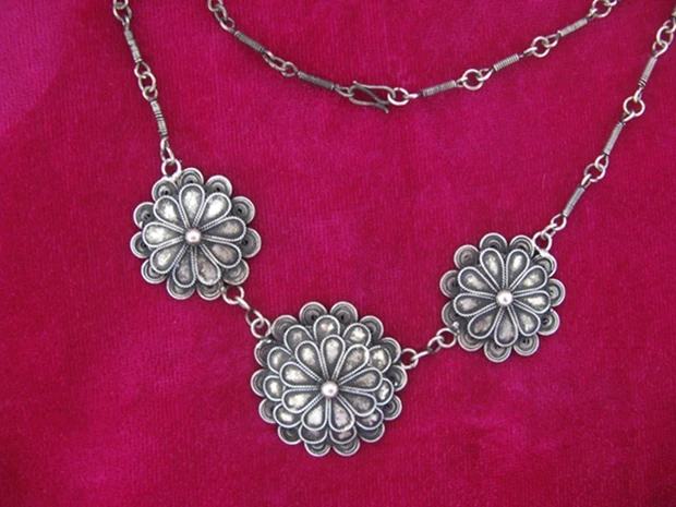 

Guizhou Miao Ethnic Jewelry Handmade Miao Silver Item Pendant Filigree Flower Necklace