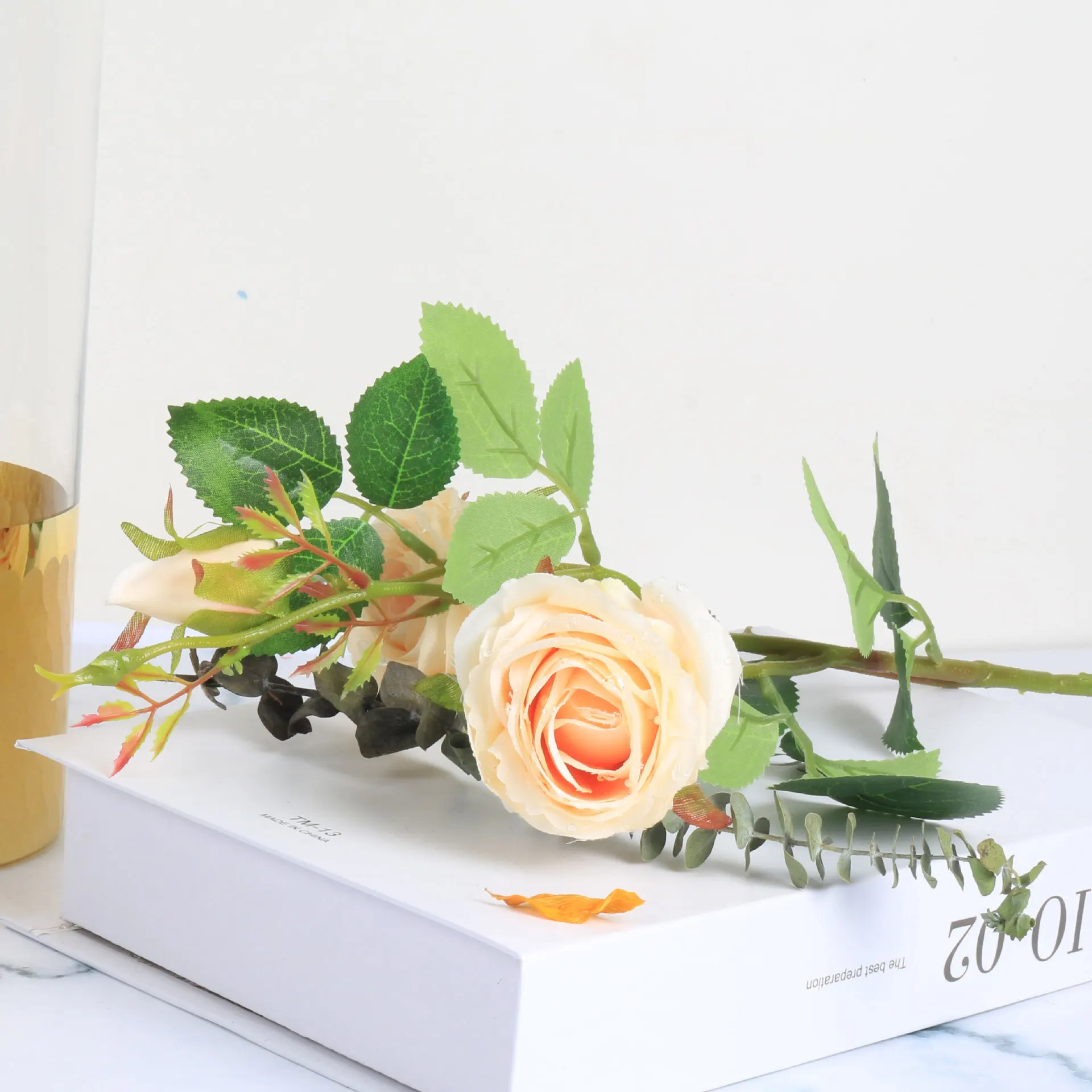 

3 Heads / Bouquet Rose Decor Artificial Flower Home Decor Imitation Fake Flower for Garden Plant Desk Decor Hand-Holding Flower