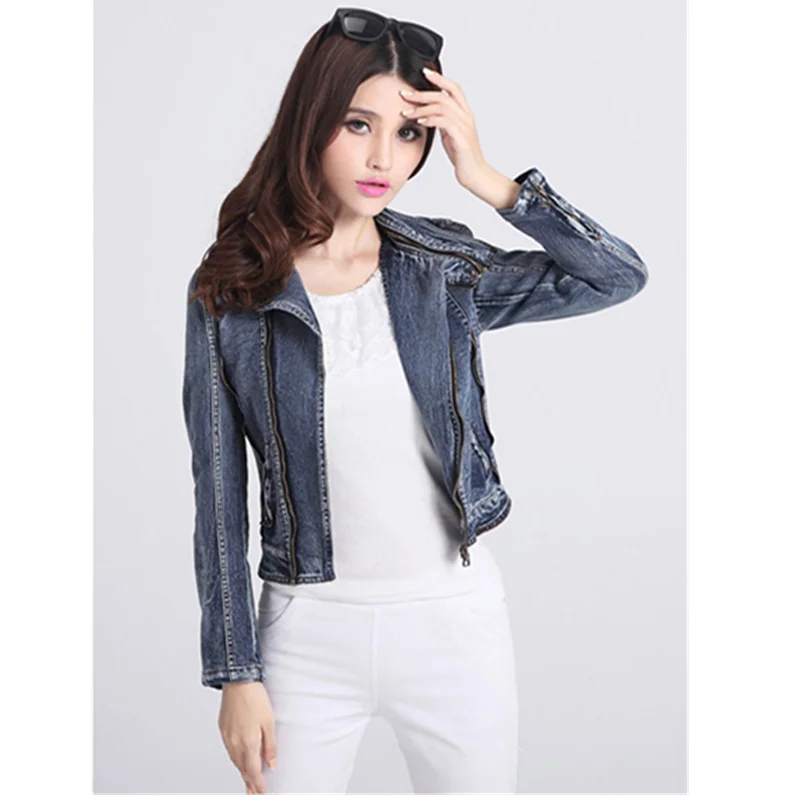 Женская короткая джинсовая куртка светло-голубая из эластичной ткани с коротким